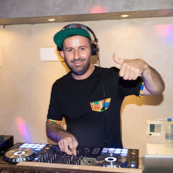 DJ TOMAS