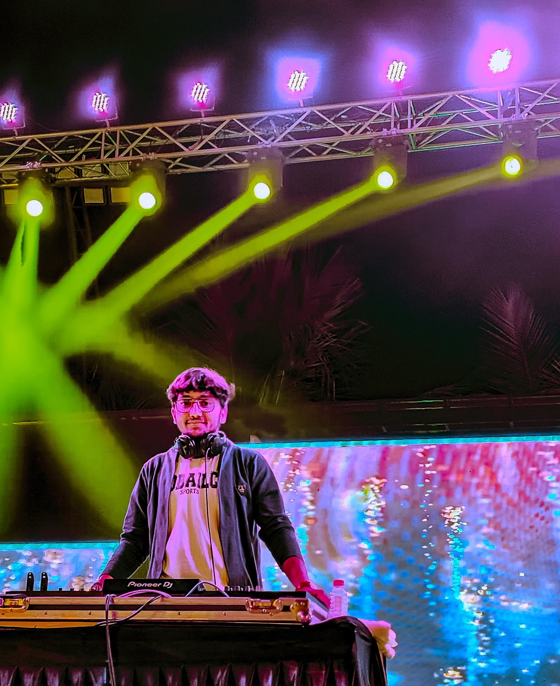DJ NEON!