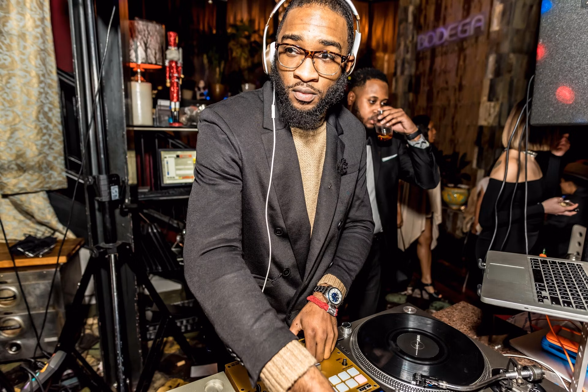 DJ jamsDAVIS