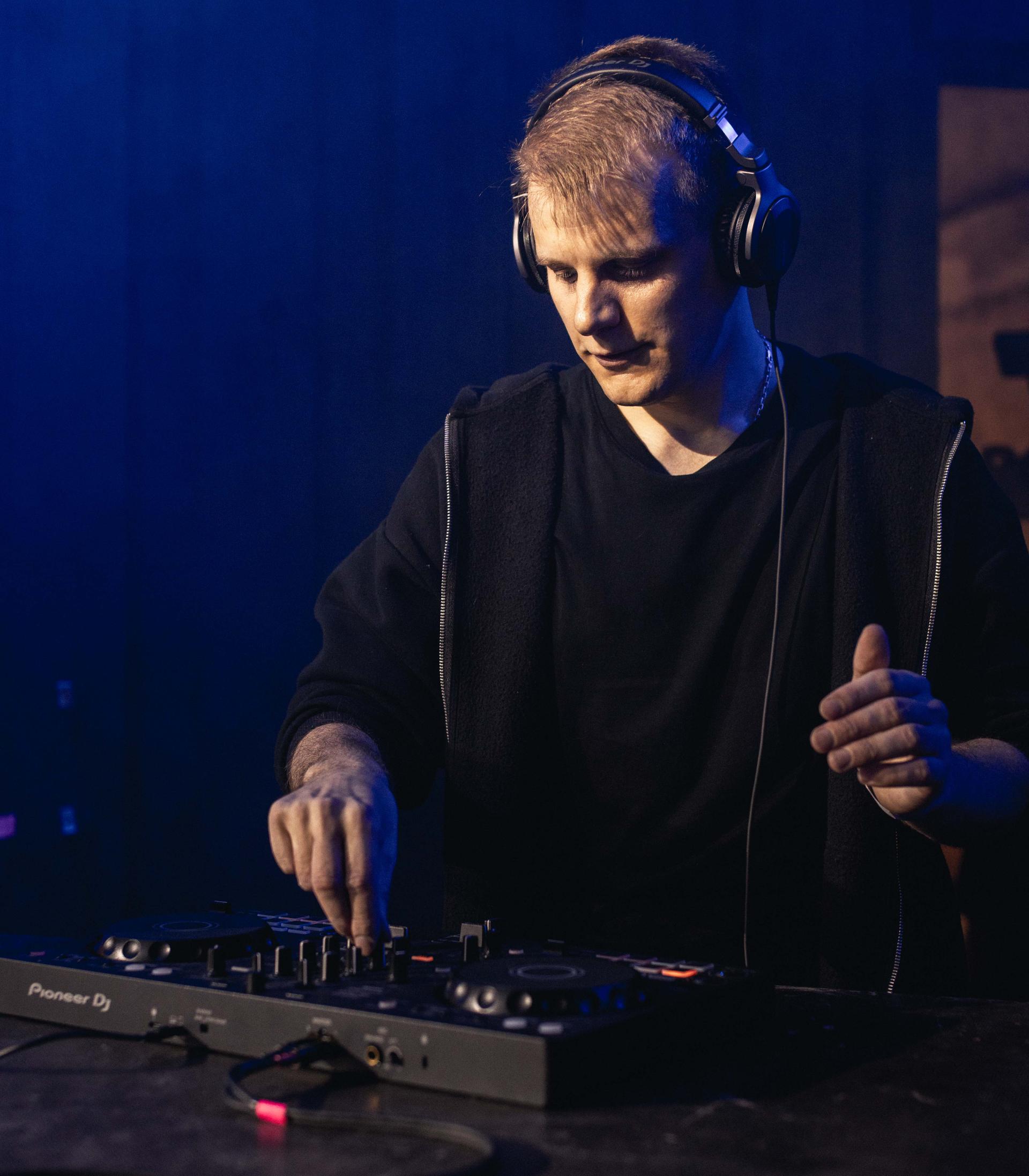 DJ DENOVA