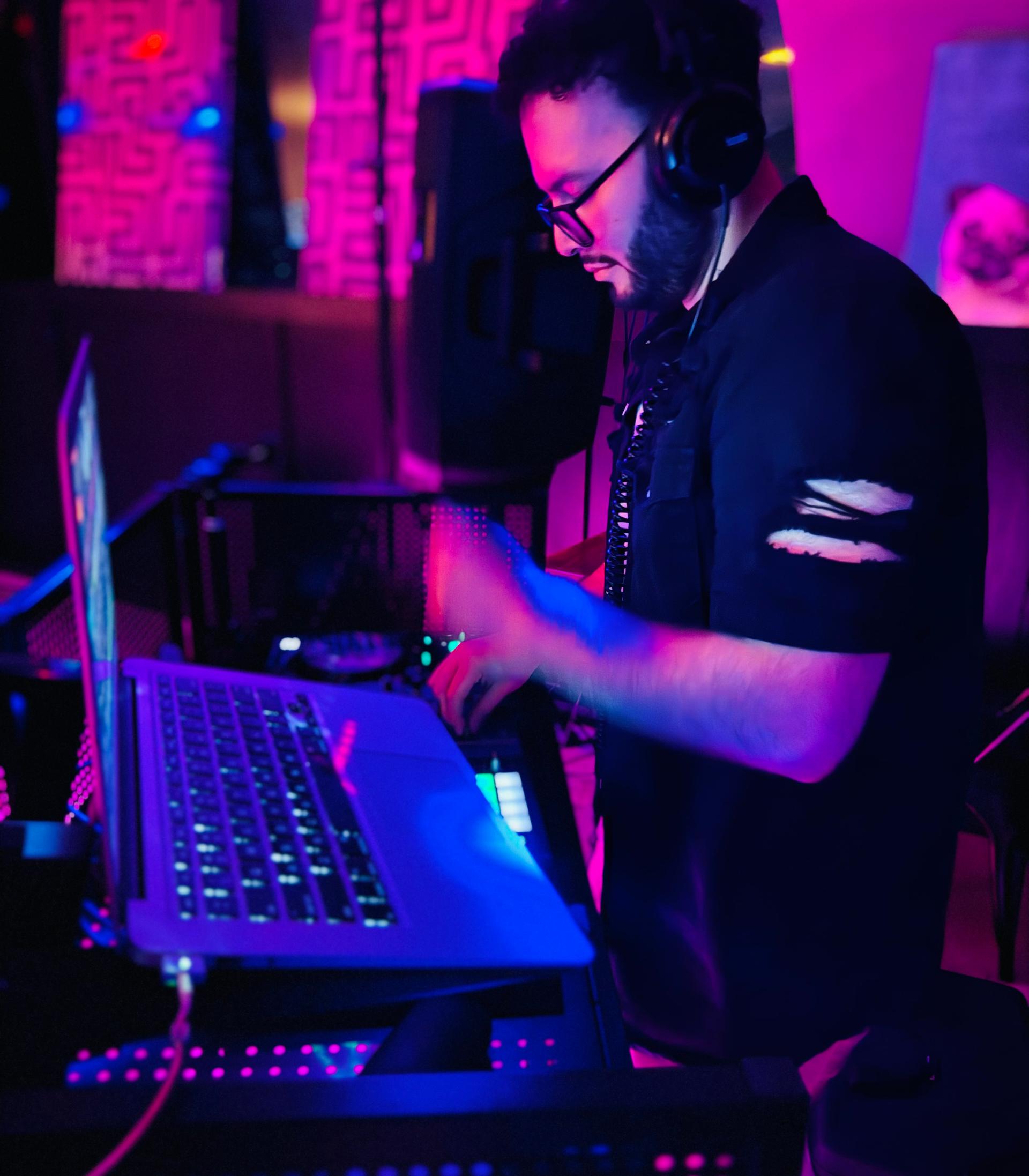 DJ CHIAA