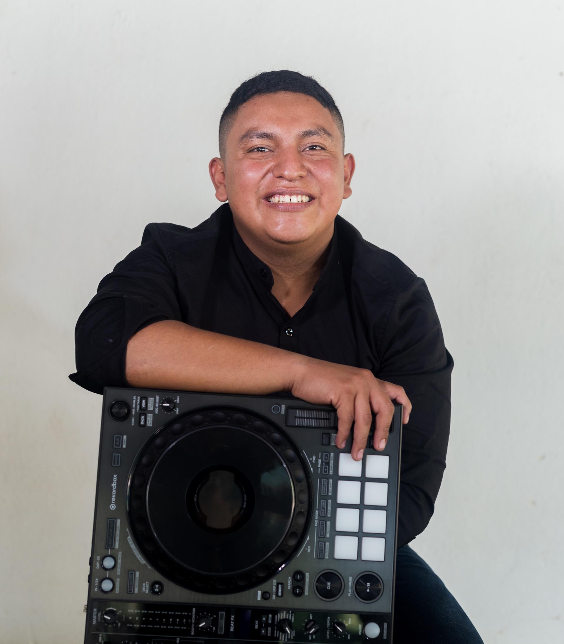 DJ Josue Mendez