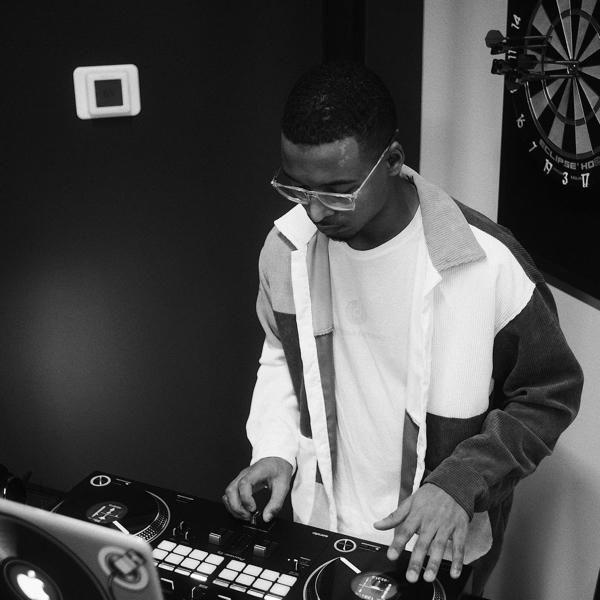 DJ Currie
