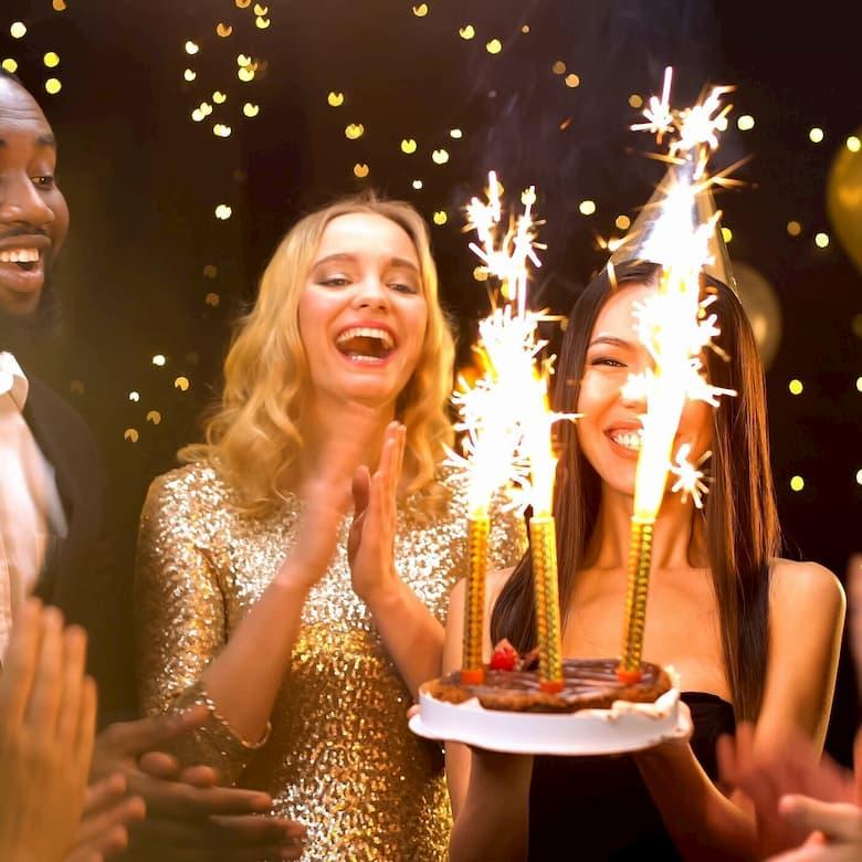 Blije vrouw met taart op verjaardagsfeest